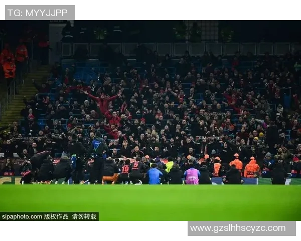 足球明星在场上激烈对话展现团队默契与战术智慧